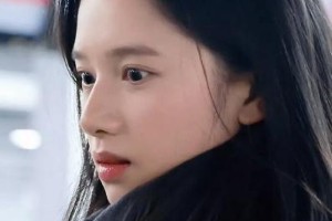 张婧仪启程伦敦时装周 灰色大衣造型优雅吸睛