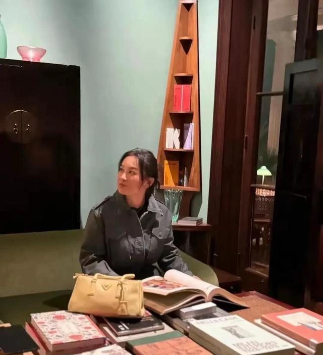 贾玲工作照