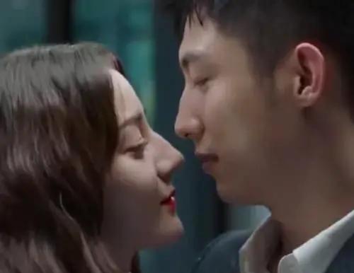黄景瑜迪丽热巴沙发吻戏