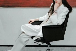 迪丽热巴白西装造型惊艳，职场女霸总风范十足
