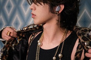 蔡徐坤新加坡演唱会回应私生活争议，明星责任引热议