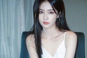 白鹿白色吊带裙写真惊艳亮相，展现完美身材与时尚品味