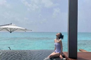 赵今麦紫色抹胸泳衣写真惊艳亮相，展现青春魅力