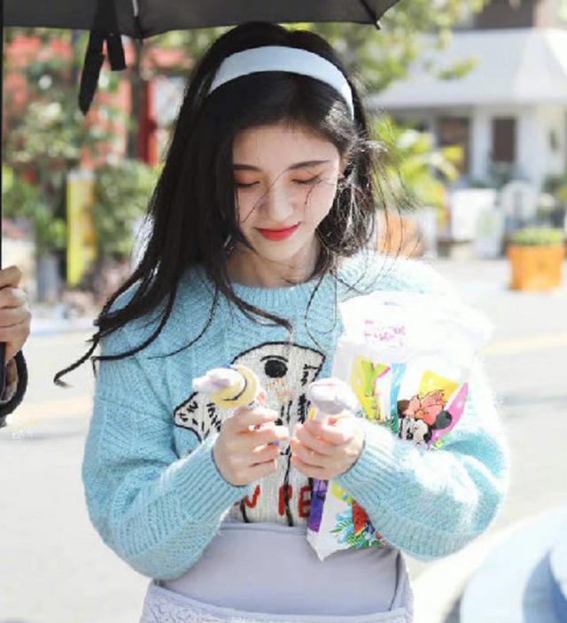 鞠婧祎穿假货对比图