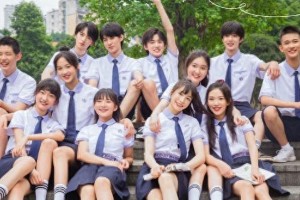宋亚轩教室最后一排坐姿引热议，明星学生成绩成焦点