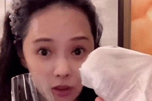 伊能静大方卸妆护肤分享，50岁状态惊艳
