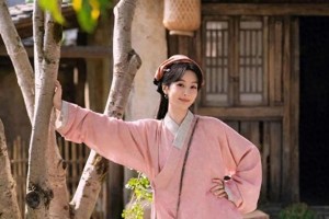 杨紫脖子杀疯热搜！网友造梗南孚电池躺枪