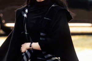 张婧仪格纹穿搭解析：越素越美的时尚秘诀